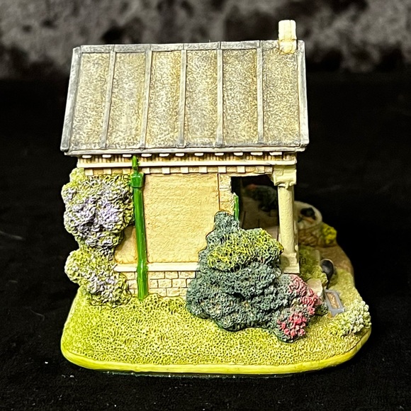 Lilliput Lane | The Pigsty | Collectors' Club - Picture 2 of 15